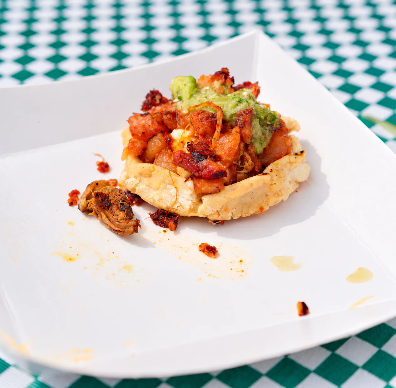 Sope de Chorizeta con guacamole en un plato blanco