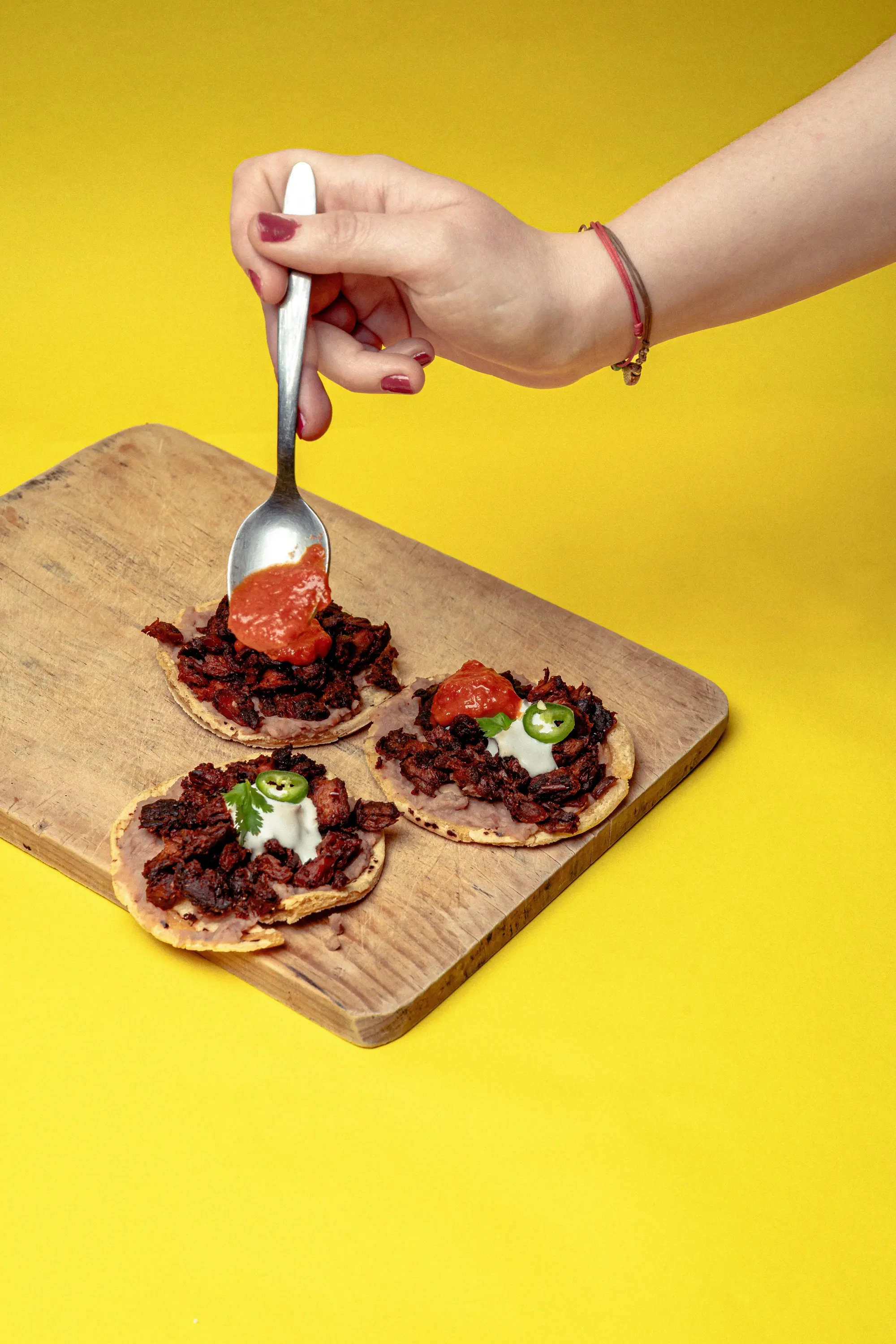 Tostadas de Chorizeta sobre una tabla de madera