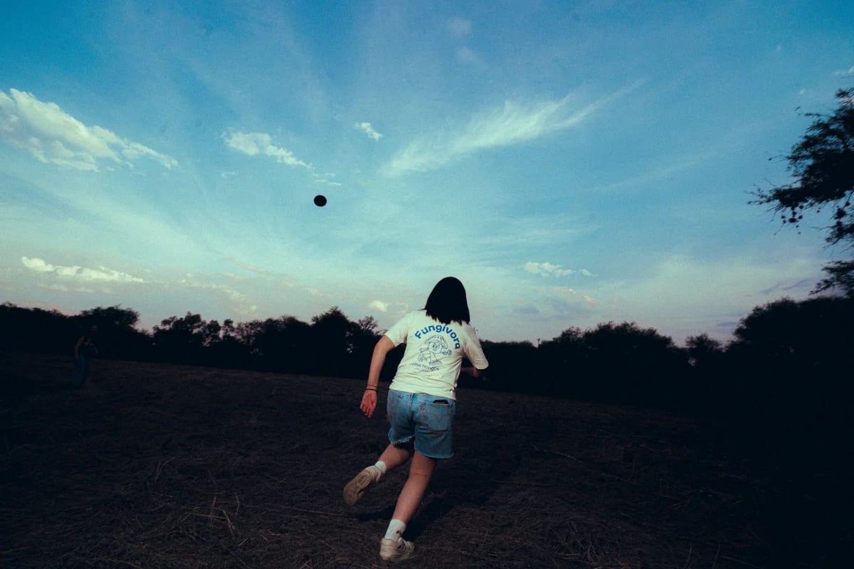Juego al atardecer en la granja Fungívora