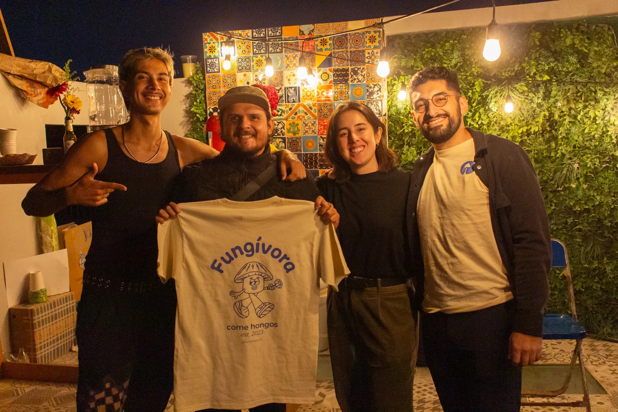 Fungívoras posing with the Club Come Hongos t-shirt