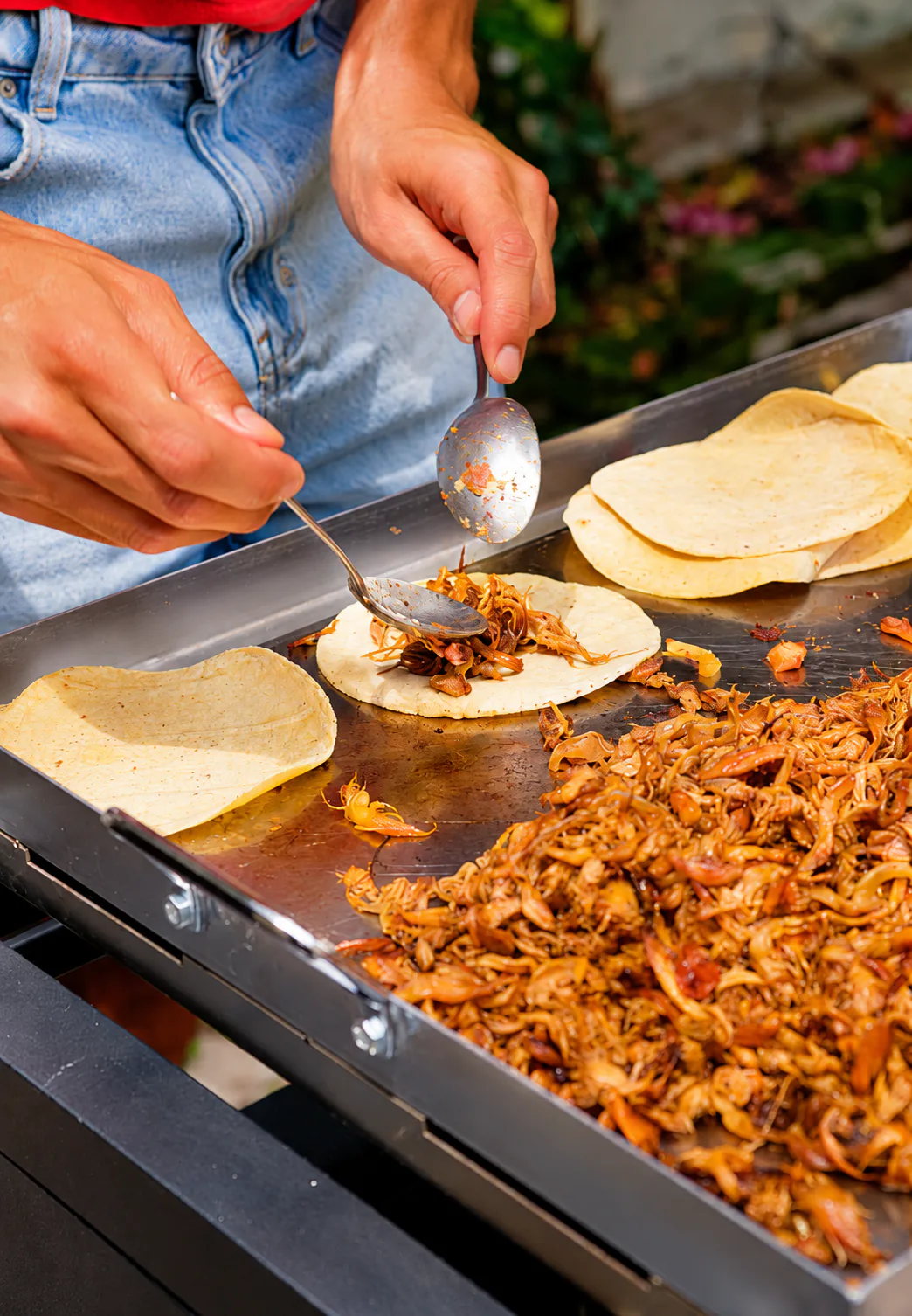 Armando tacos de zetas en la plancha