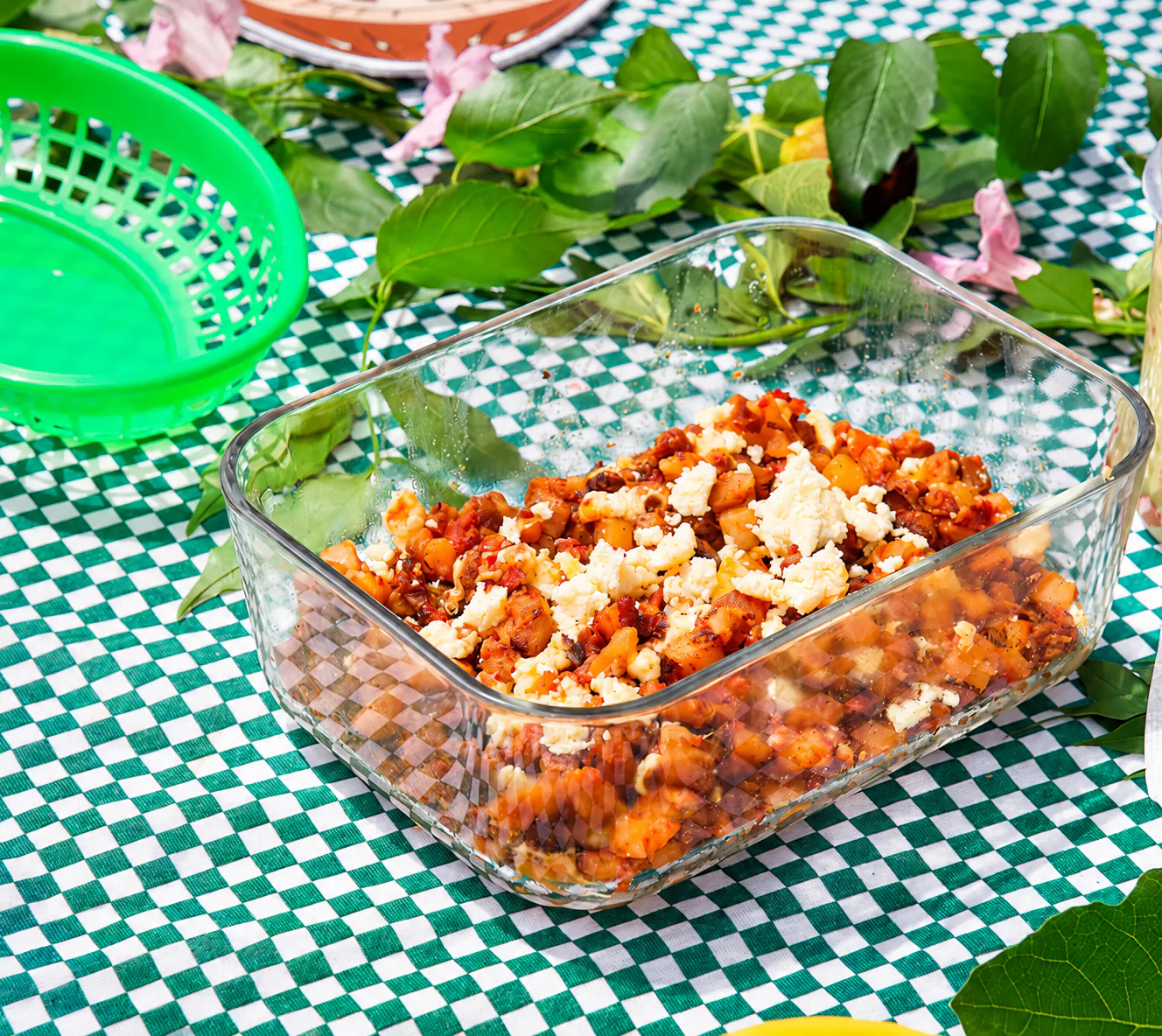 Chorizeta dorada con queso fresco desmoronado en un refractario de vidrio