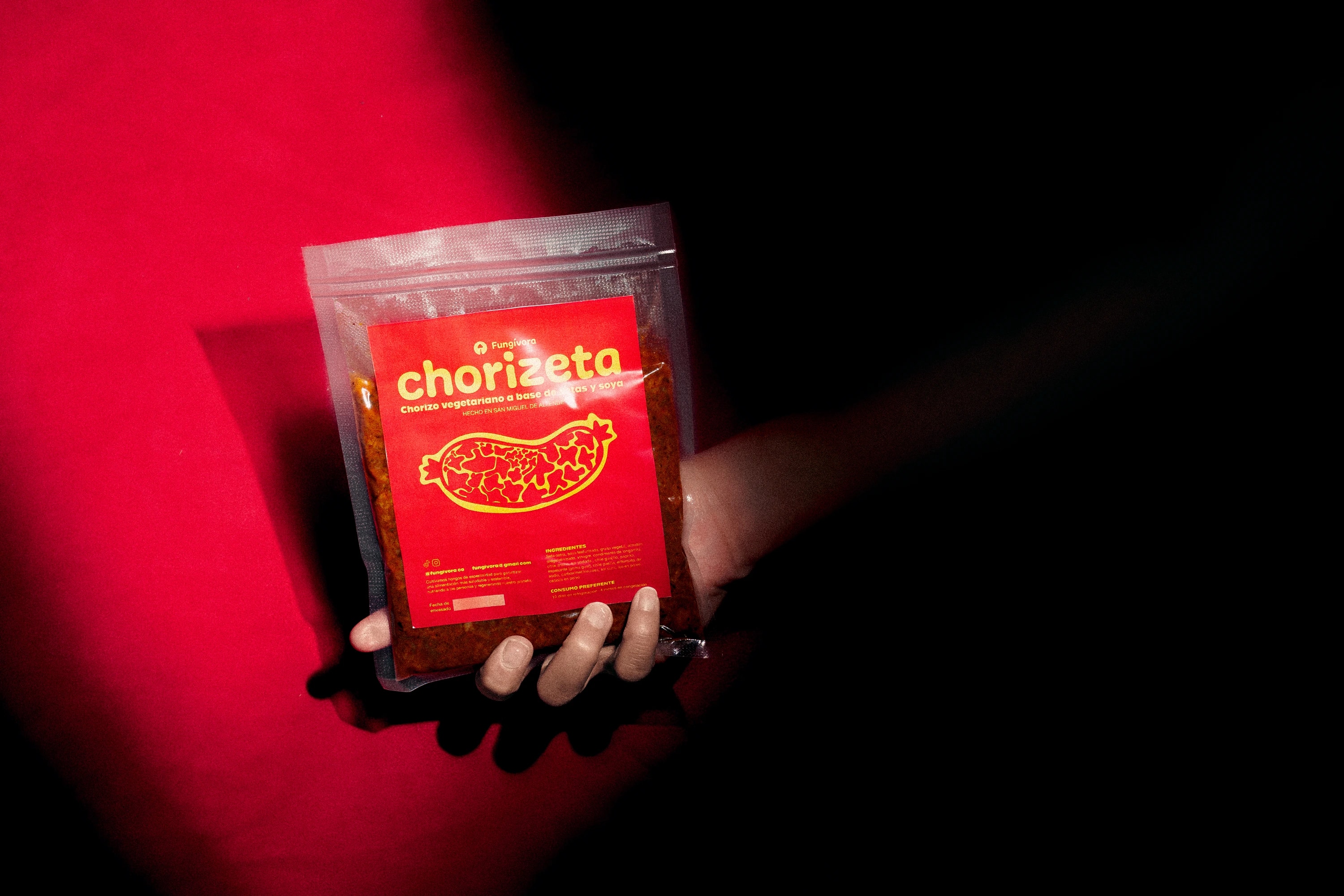 Chorizeta de Fungívora, chorizo vegano de setas, en un paquete sostenido a la mano