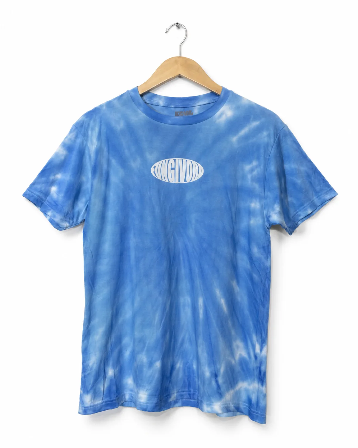 Playera Fungívora teñida en azul, colgada en un gancho